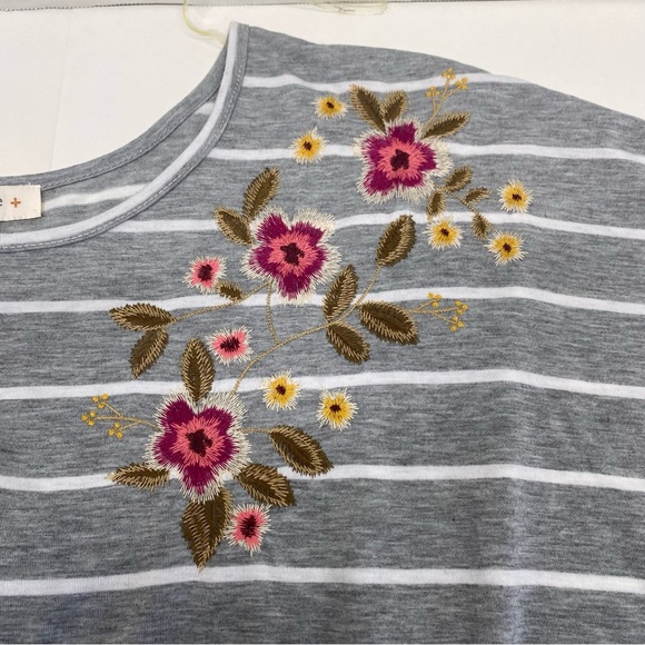 Umgee XL Gray Stripe w/Floral Embroidery Detail Cream Shear Hem Line Relaxed Fit - Picture 3 of 13